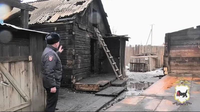 Полицейский спас троих детей из горящего дома в Иркутской области