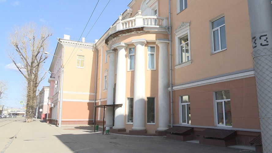 Спорный навес из профлиста появился на историческом здании в центре Иркутска