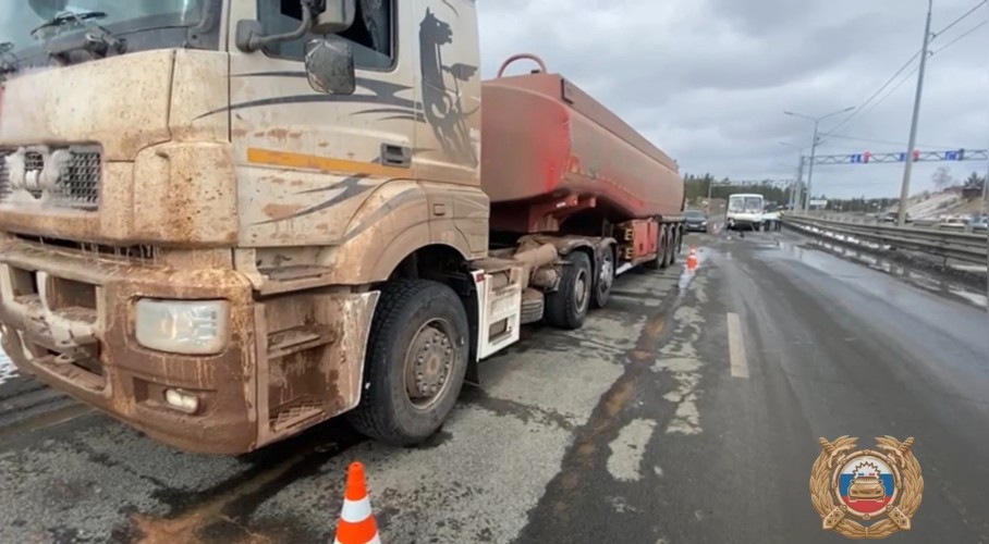 В Братске бензовоз протаранил пассажирский автобус