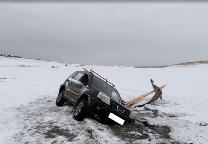 Рыбаки чудом спаслись при провале авто под лёд в Нукутском районе