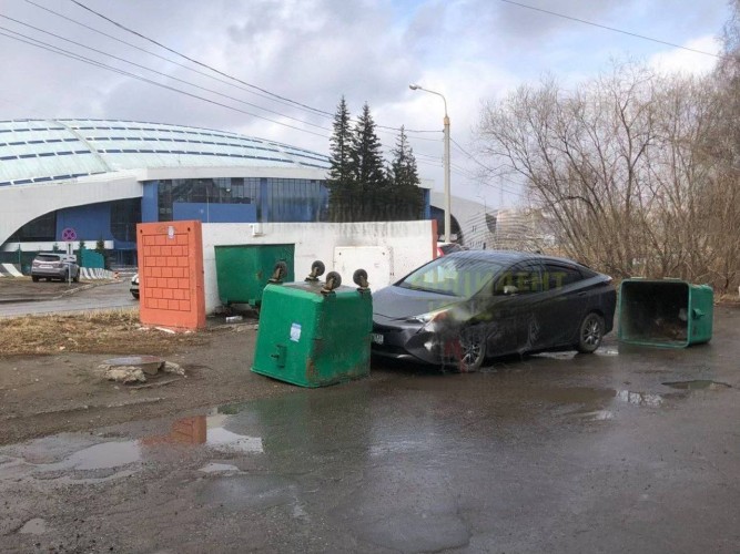 В Иркутске машину забаррикадировали мусорными баками