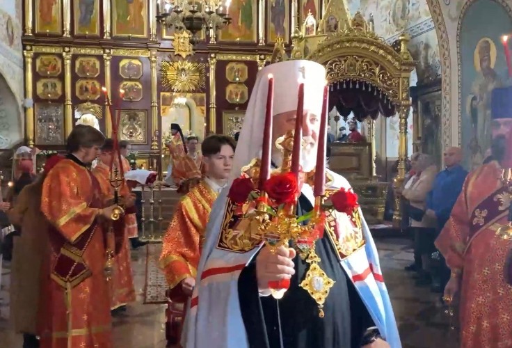 Частицу Благодатного огня доставили в Иркутск утром 21 апреля