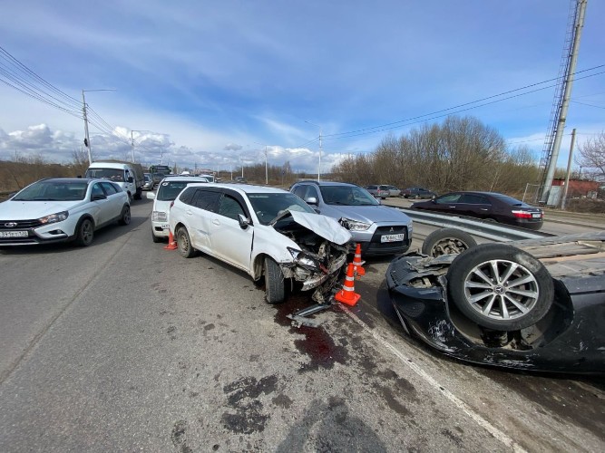 Шесть автомобилей столкнулись по вине водителя «Мерседеса» в Иркутске