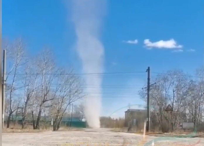 Пылевой смерч сняли на видео в Усолье-Сибирском