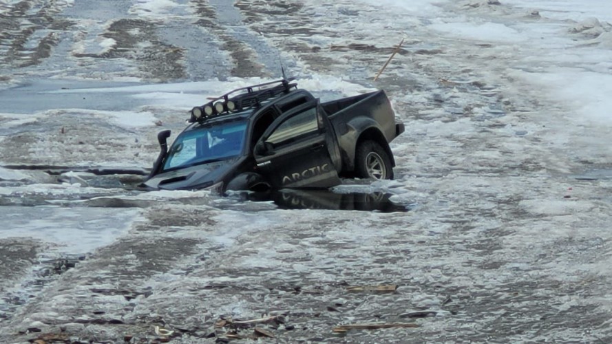 Пикап провалился под лёд в Бодайбинском районе