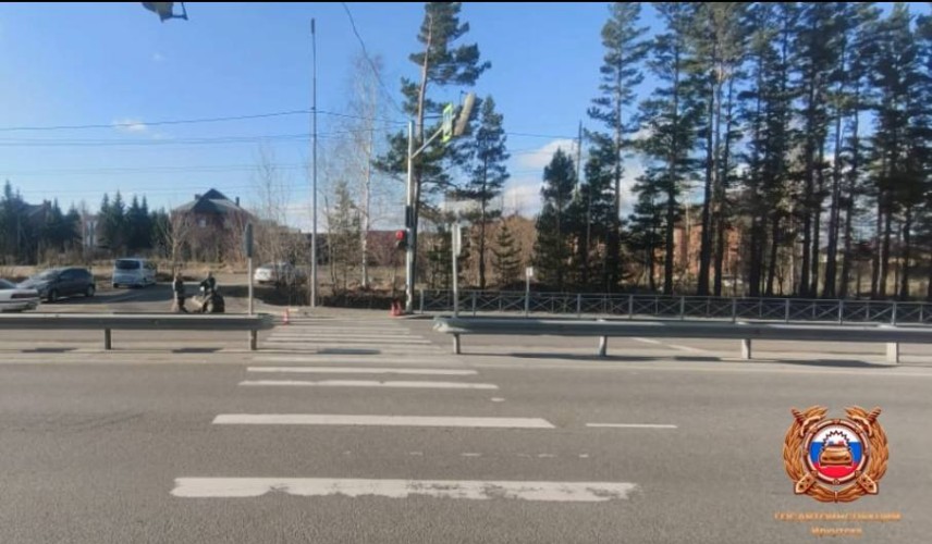 Двух пешеходов сбил легковой автомобиль на регулируемом переходе в Иркутске