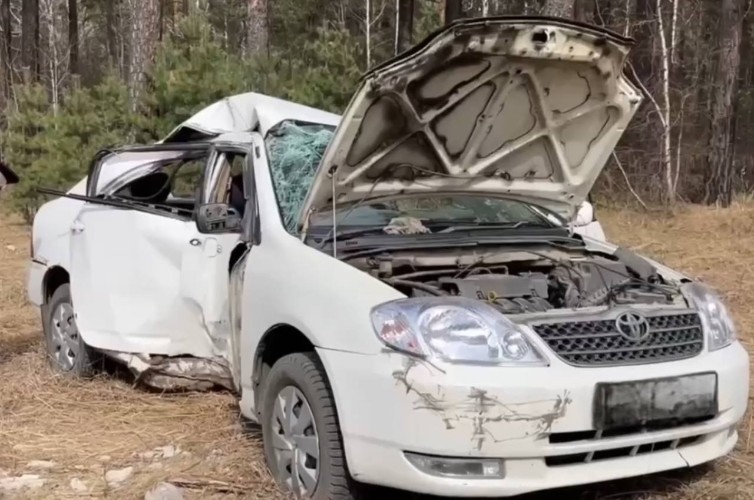 Под Ангарском водитель Toyota погиб после выезда на встречку и удара о столб