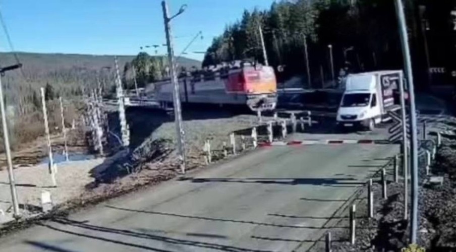 В Усть-Куте лихач на грузовике едва не врезался в поезд