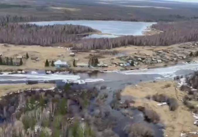 За ледоходом на Нижней Тунгуске следят с вертолёта МЧС России