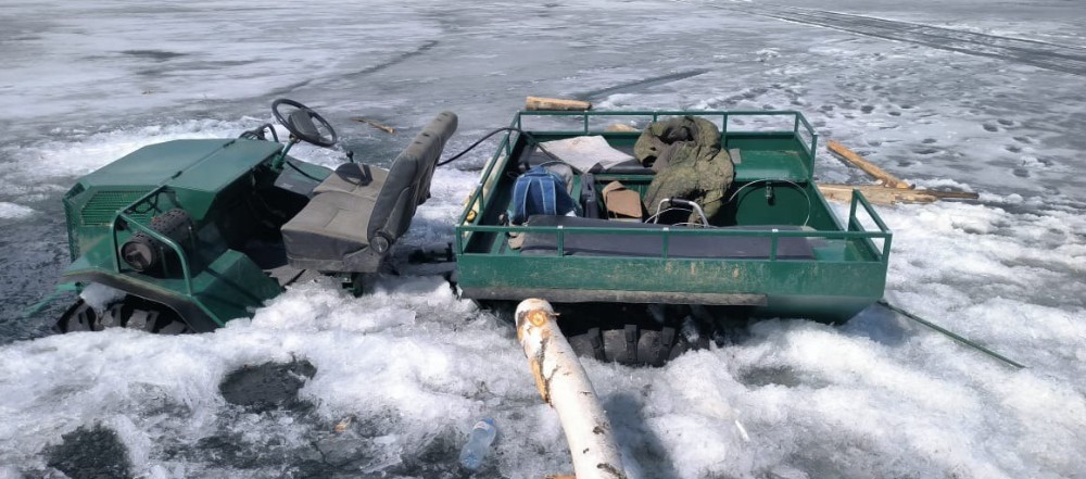 Рыбаки на болотоходе провалились под лёд на Усть-Илимском водохранилище
