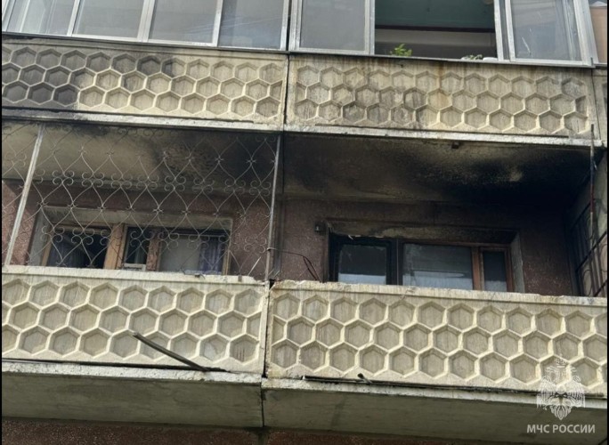 Пожар из-за брошенного окурка произошёл в многоэтажке Ангарска
