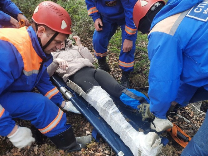Получившую травму ноги туристку эвакуировали с пика Черского на Байкале