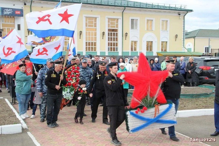 На шпиль обелиска Трудовой славы в Тайшете водрузили портреты девяти Героев Советского Союза
