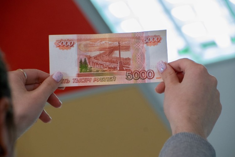 Пятью тысячами рублей пытался откупиться от полиции нелегал в аэропорту Иркутска