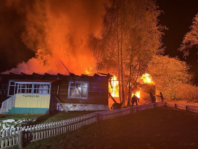 Здание детского сада и ФАПа сгорели в деревне Отрадной Аларского района