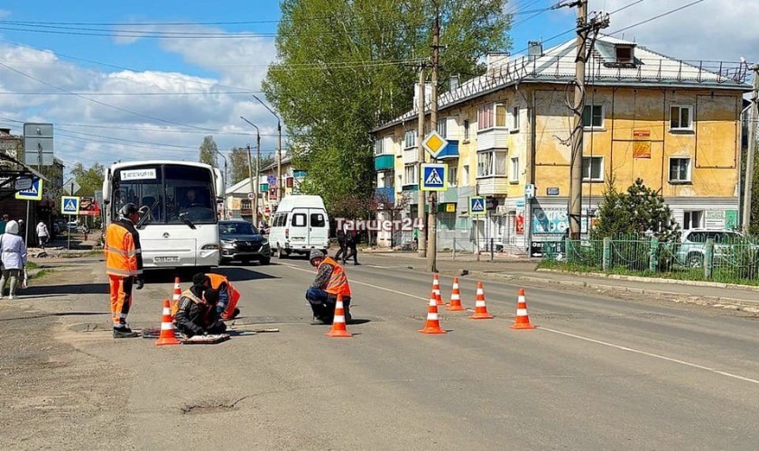 В Тайшете меняют резиновых «лежачих полицейских» на асфальтовые