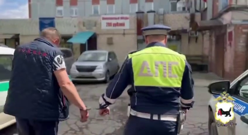 Водитель, протаранивший машины в одном из дворов Иркутска, арестован на 15 суток