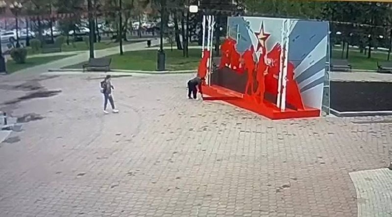Неизвестный сломал фотозону в иркутском сквере Кирова