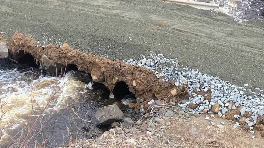 Жители посёлка в Братском районе две недели ждали ремонта размытой дороги