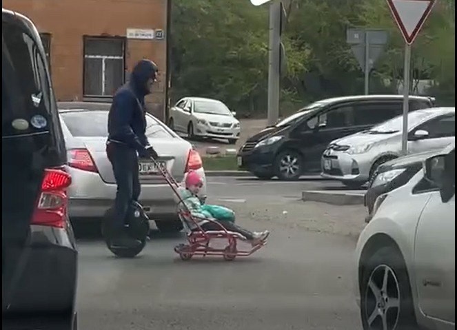 Иркутянин на моноколесе с ребёнком в санках выехал на дорогу и вызвал резонанс в соцсетях