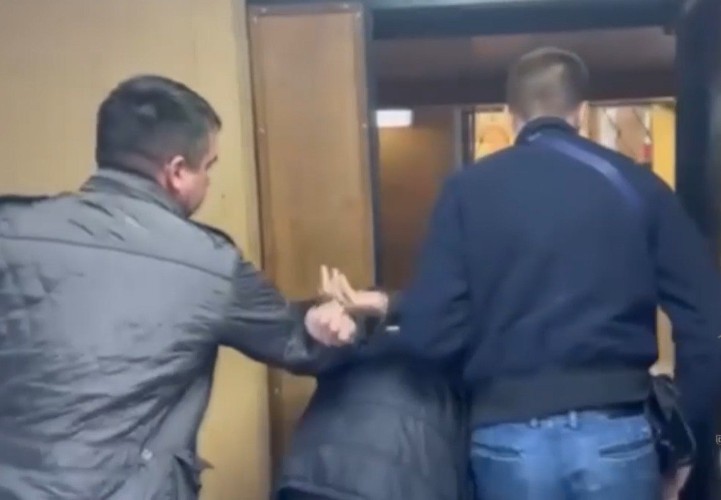 Отнявших телефон у подростка грабителей задержали в Иркутске