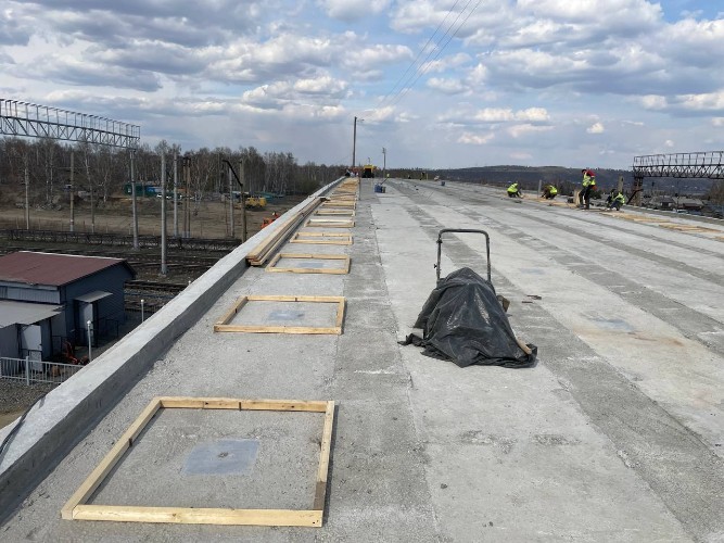 Выравнивающий слой бетона уложен на путепроводе станции Батарейной в Иркутске