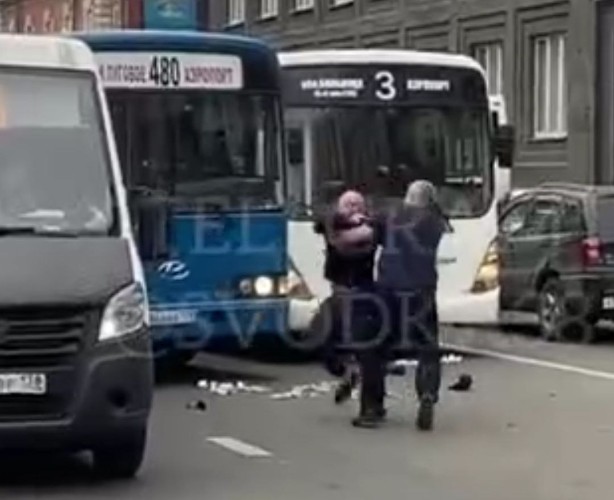 Попытка обгона стала причиной драки водителей автобусов в Иркутске