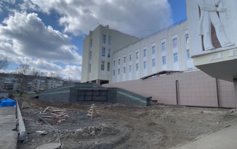 В Усть-Илимске за 97 млн рублей благоустраивают территорию у ДК