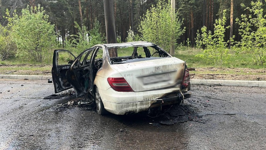 «Мерседес» врезался в столб и загорелся в Ангарске