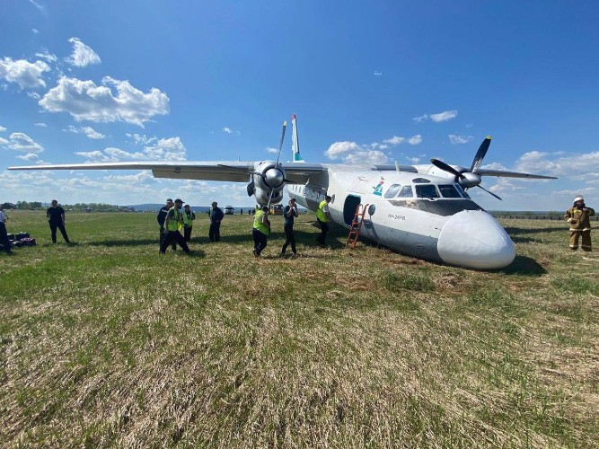 Стойка шасси сложилась у Ан-24 при посадке в Киренске