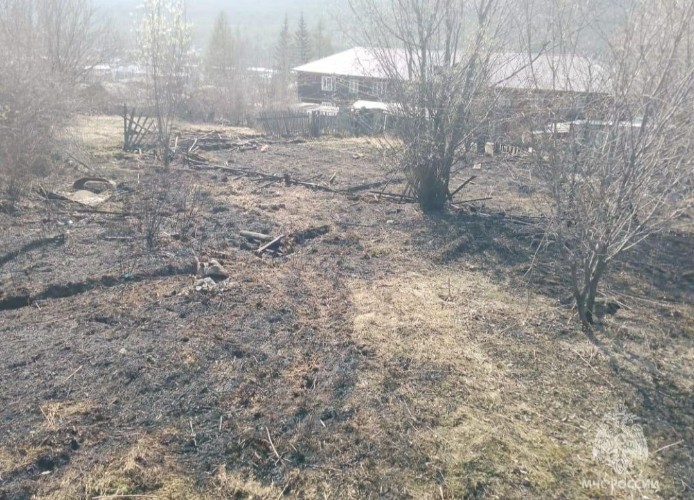 Работа с болгаркой привела к ландшафтному пожару в Бодайбинском районе