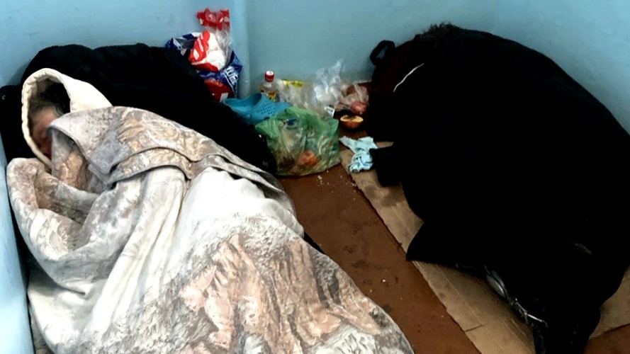 Бездомные прописались в подъезде многоэтажки в Иркутске