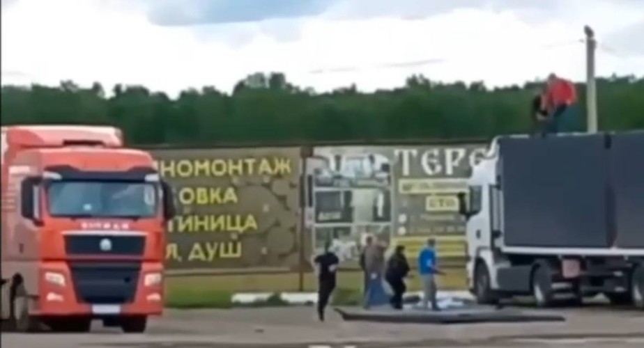 Камнями и палками пытались остановить атаку дронов люди в Усольском районе