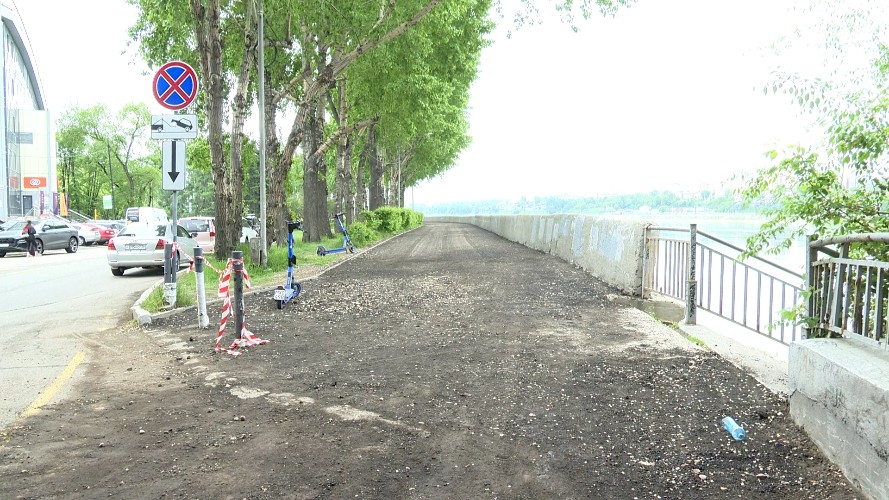 Асфальт пропал с пешеходной дорожки на бульваре Гагарина в Иркутске