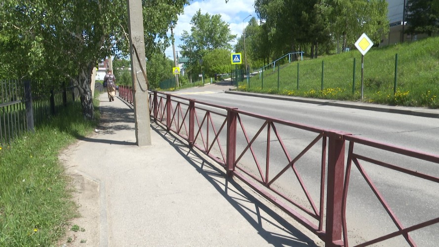 В Иркутске тротуары как полоса препятствий из-за дорожных знаков и столбов