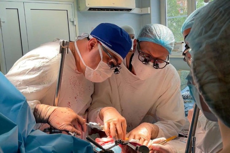 Уникальную операцию по пересадке печени двум пациентам одновременно провели в Иркутске