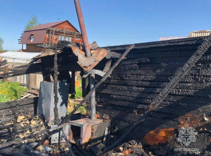 Иркутянин пытался в одиночку потушить пожар и попал в больницу