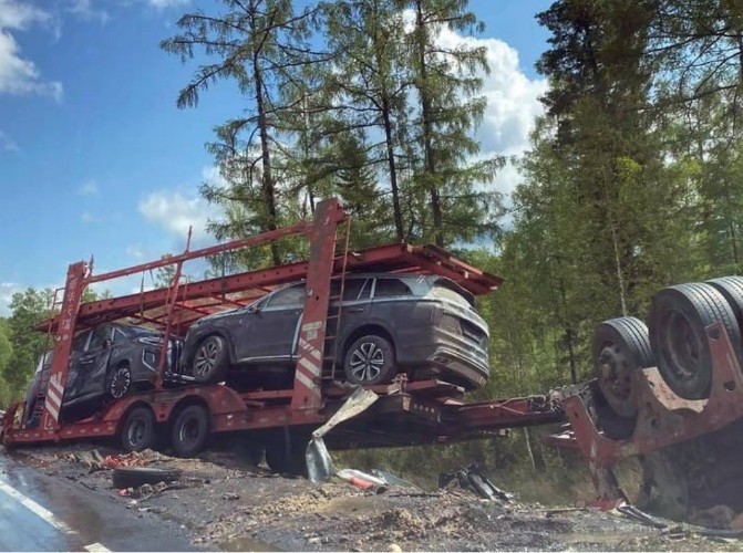 Автовоз с новыми иномарками перевернулся на трассе в Нижнеудинском районе