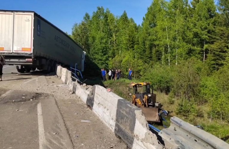 Трактор упал с моста в Братском районе. Водитель погиб