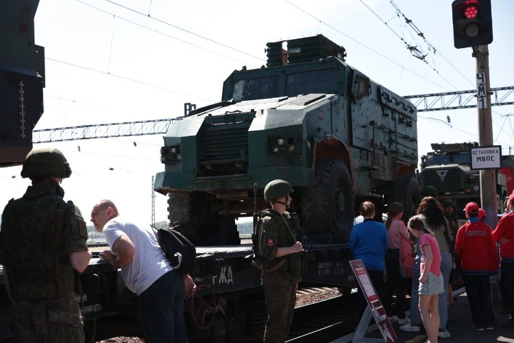 Трофейную военную технику показал иркутянам агитпоезд из Москвы