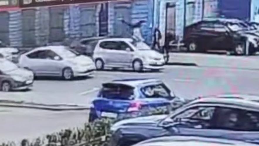 В центре Иркутска мужчина выбежал на дорогу и оказался на крыше машины