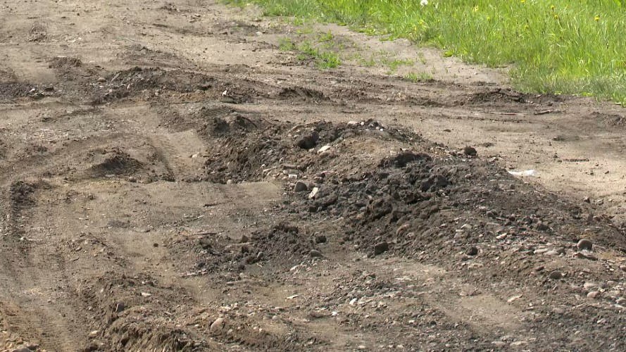 В месиво из грязи превращается одна из улиц в Урике во время дождей