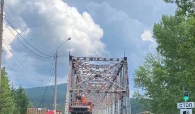 Ночное движение по мосту через Лену ограничили в Усть-Куте