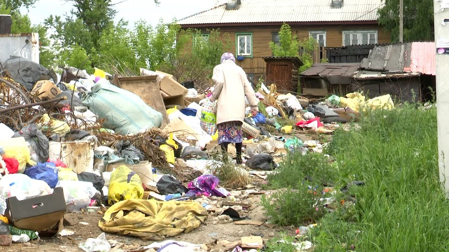 Стихийная свалка образовалась под окнами жилых домов в одном из районов Иркутска