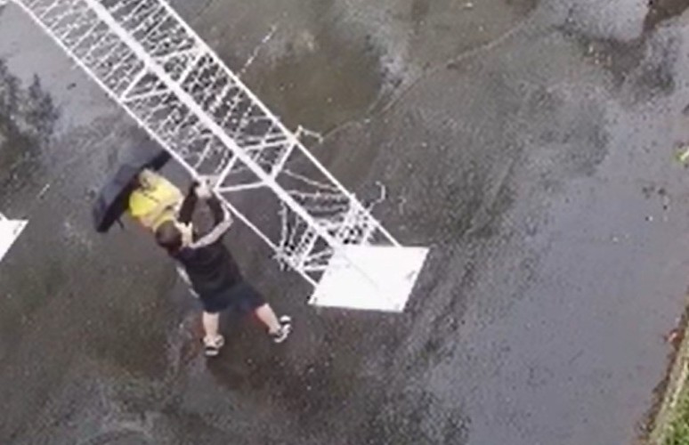 Юные вандалы порезали ножом гирлянду на световой арке в Братске