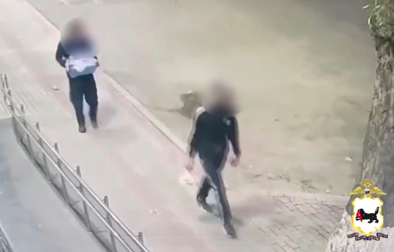 В Иркутске двое мужчин украли пирожки в киоске, а затем подожгли его