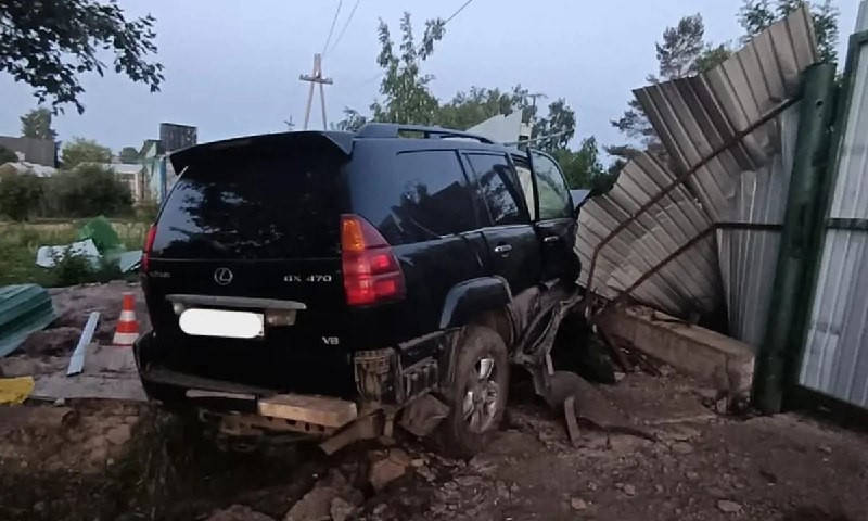 «Лексус» въехал в дачный забор в Братске