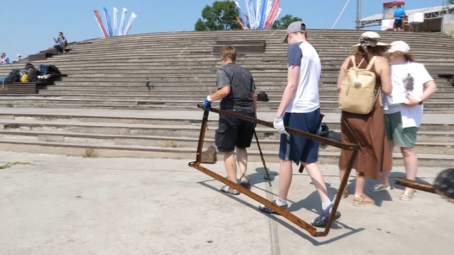 Раритетные фотоаппараты и кованые урны обнаружили на дне Ангары в Иркутске