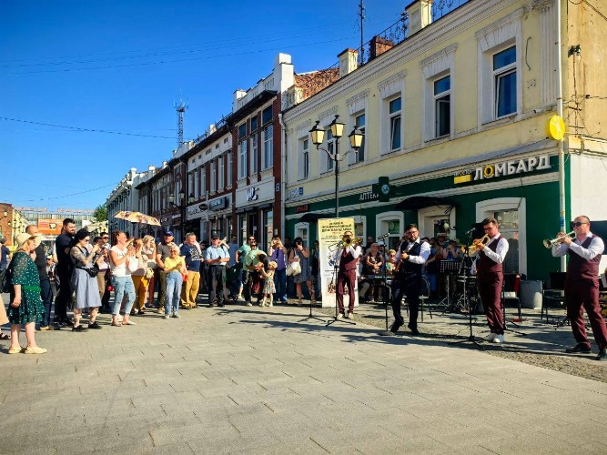 Советскими песнями отметили День балалайки в центре Иркутска