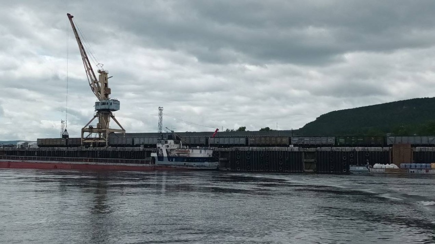 Северный завоз: 19 тысяч тонн угля уже доставлены в отдалённые районы Приангарья